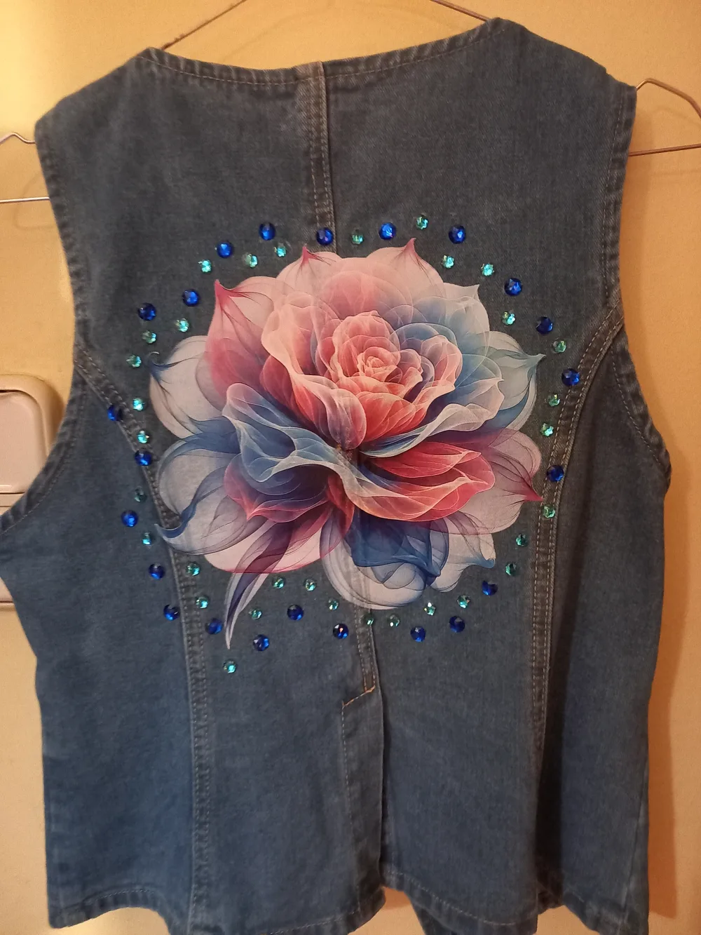 Chaleco vaquero con rosa de pedrería