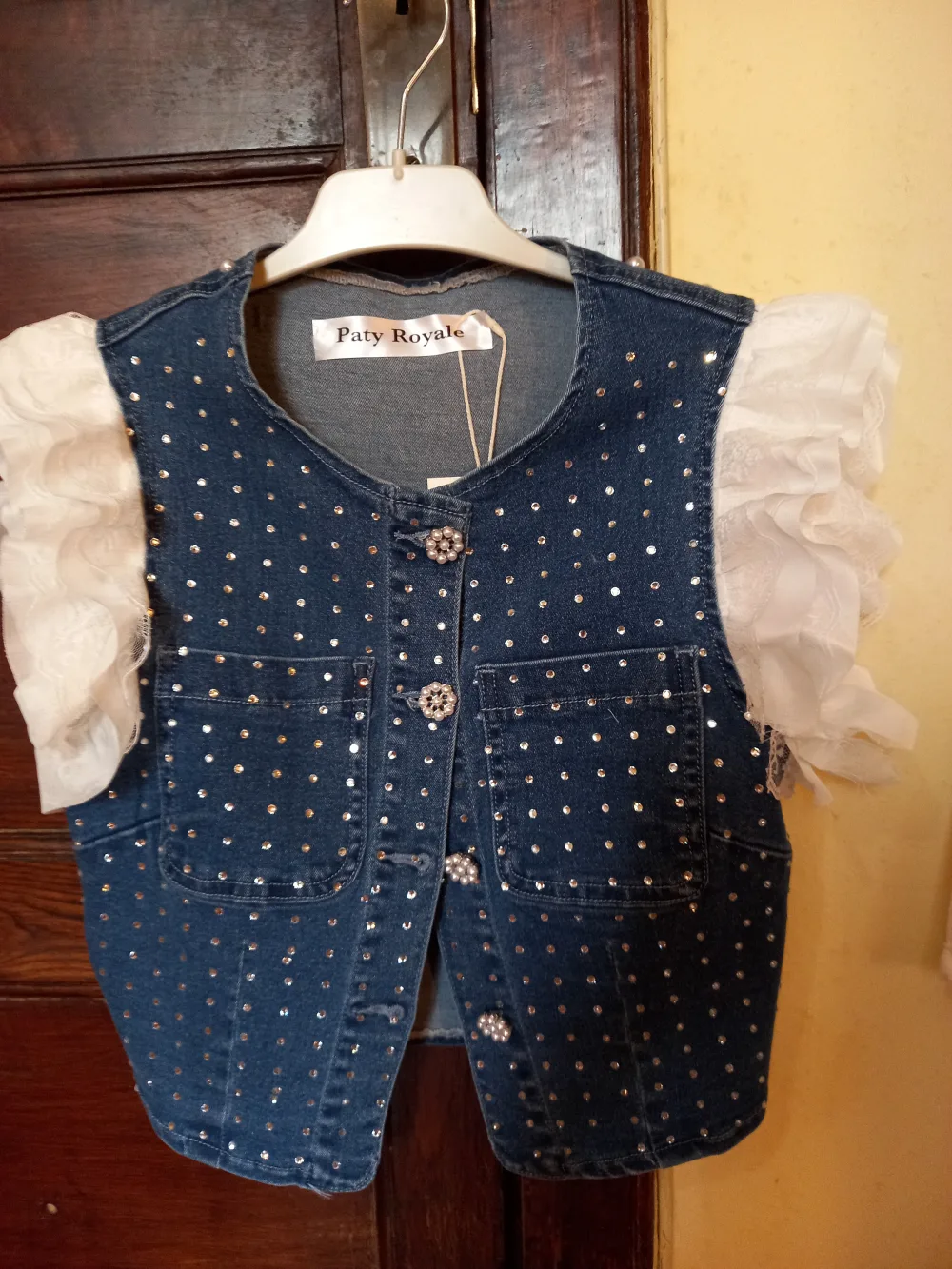 Chaleco vaquero con volantes y flores de perlas