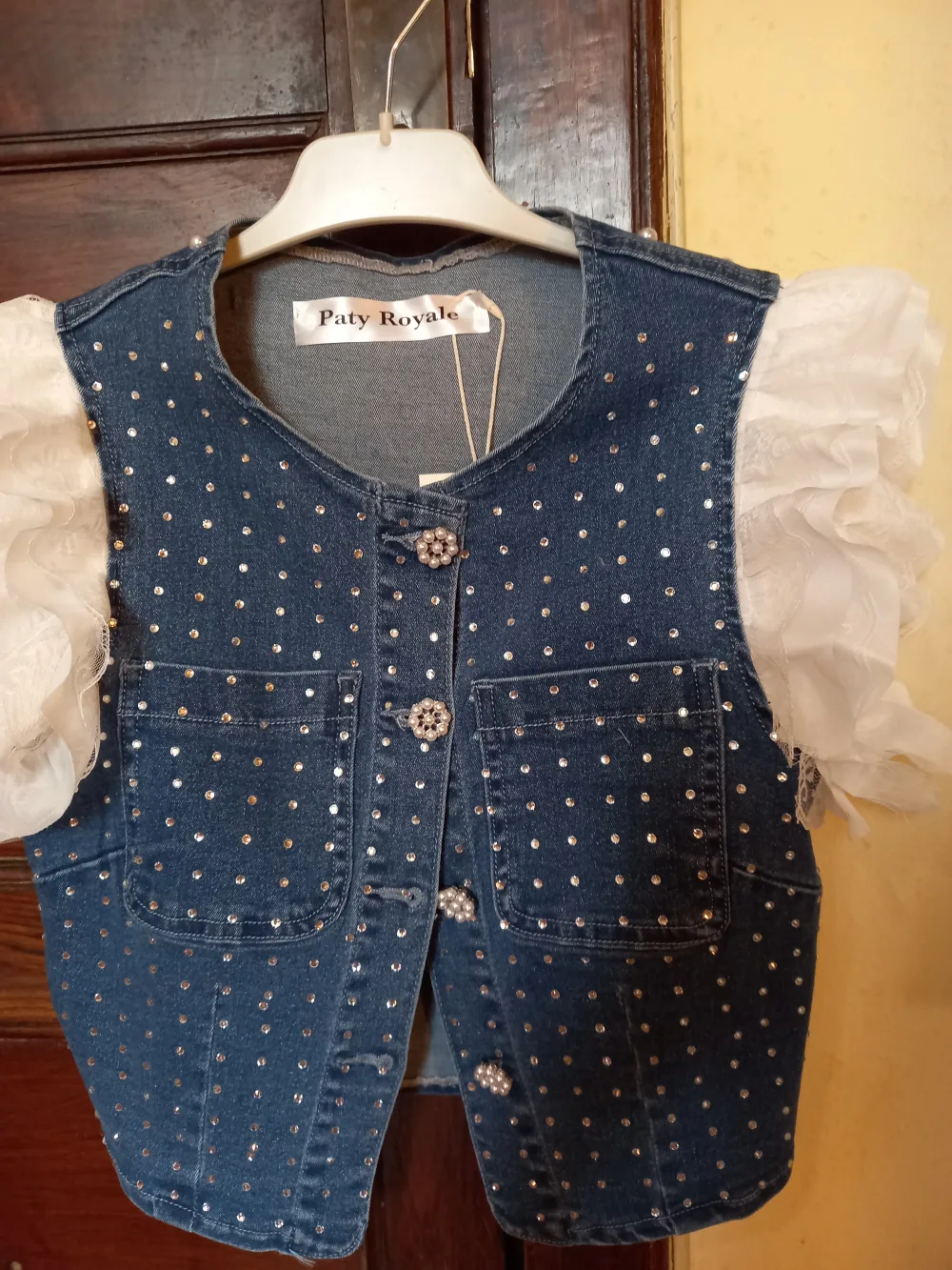 Chaleco vaquero con volantes y flores de perlas
