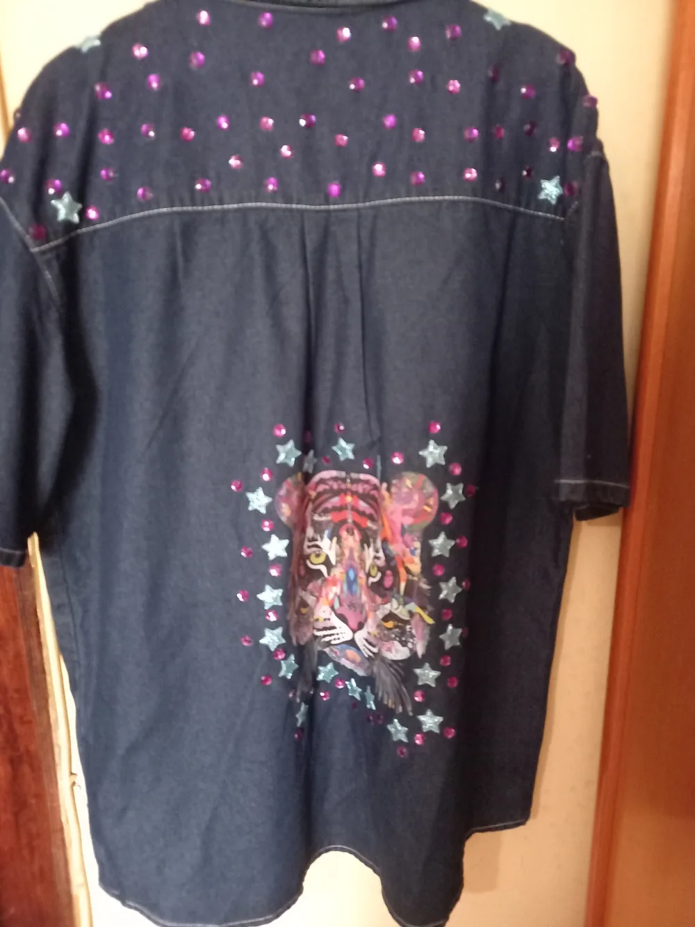 Camisa vaquera con estrellas y tigre