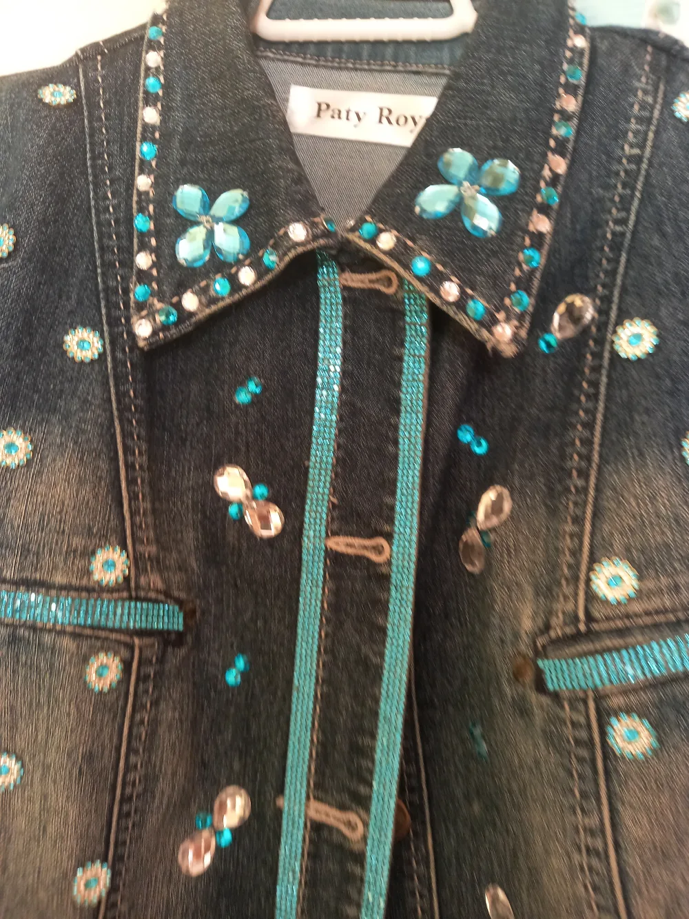 Chaqueta vaquera con ribetes turquesa