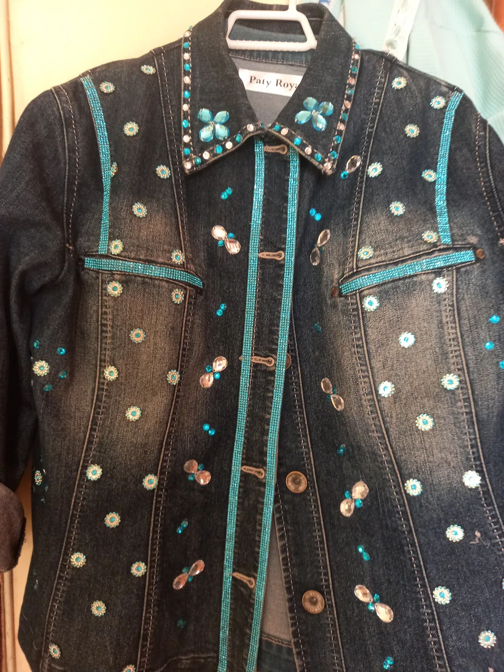 Chaqueta vaquera con ribetes turquesa