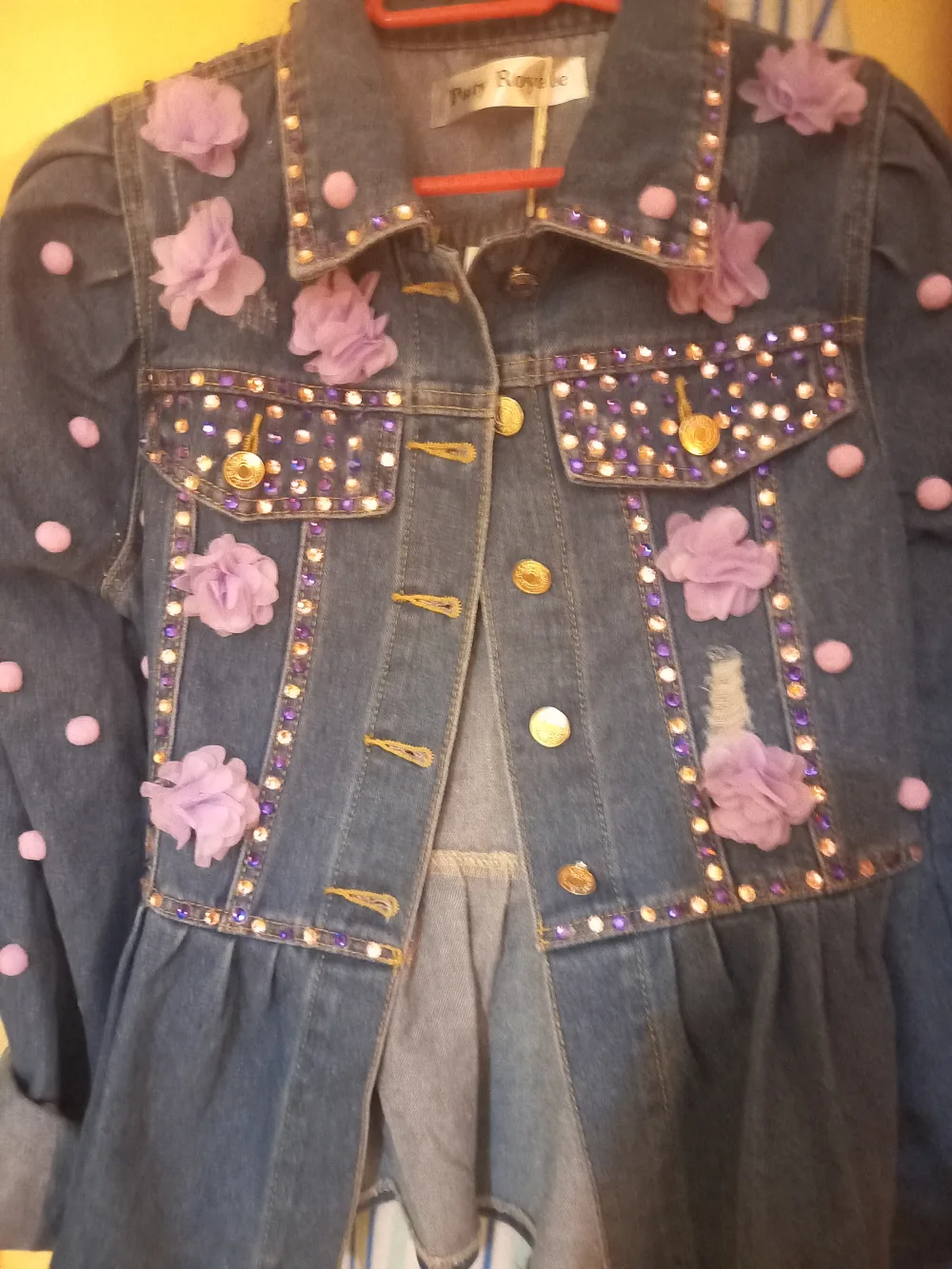 Chaqueta vaquera peplum con flores lila