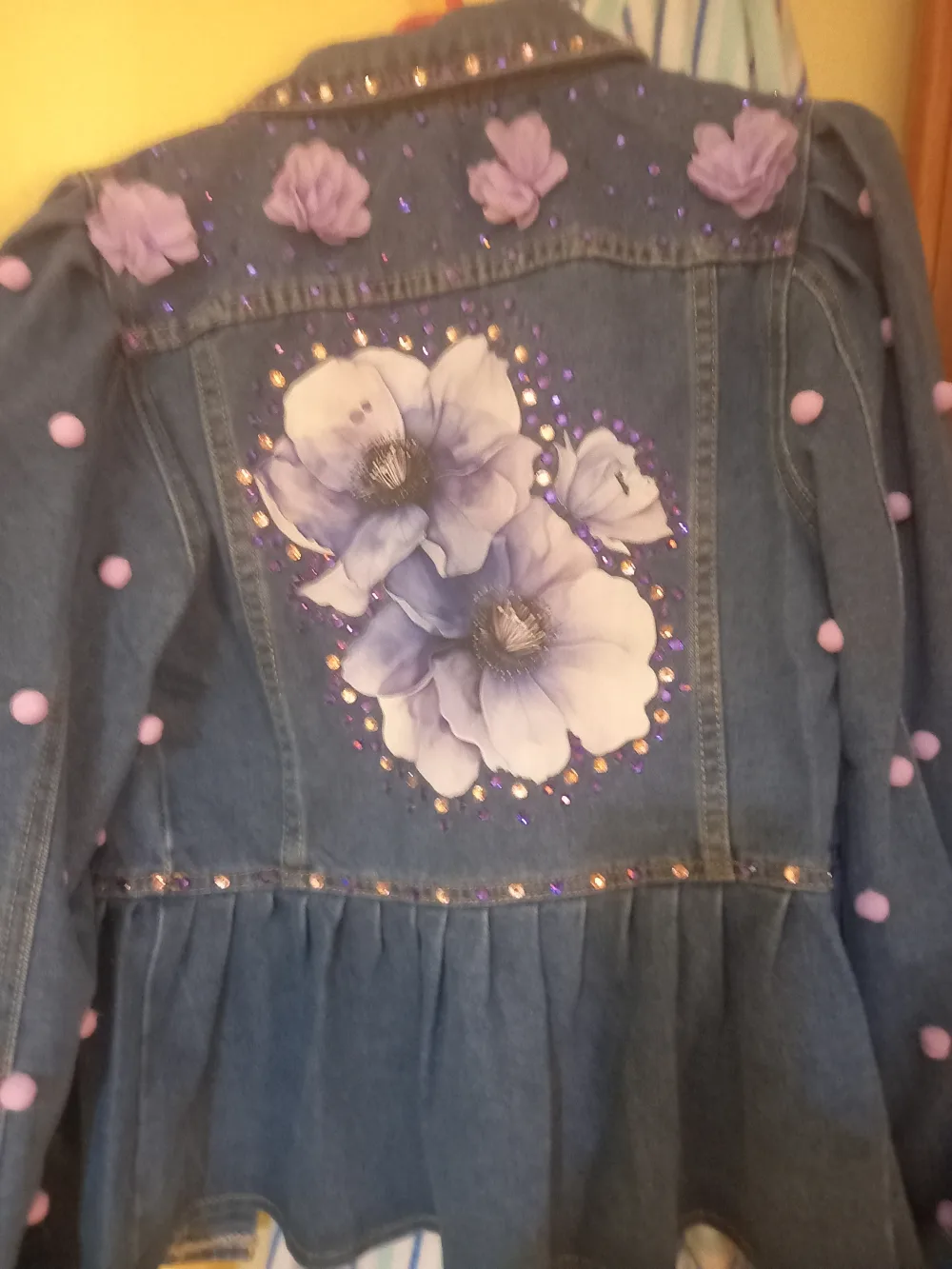 Chaqueta vaquera peplum con flores lila