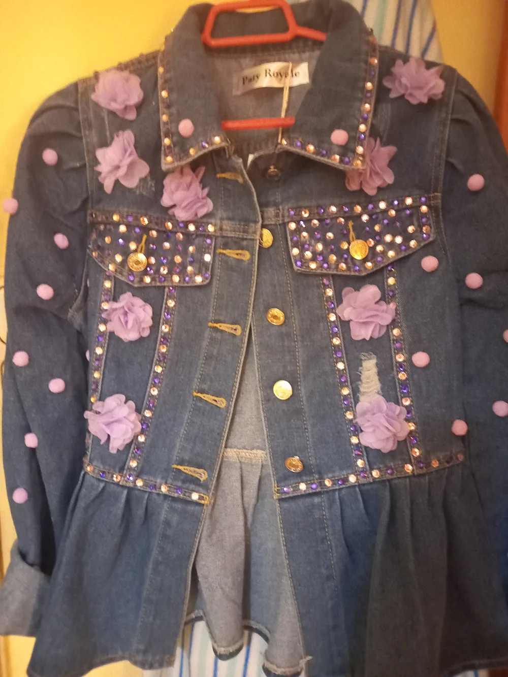 Chaqueta vaquera peplum con flores lila